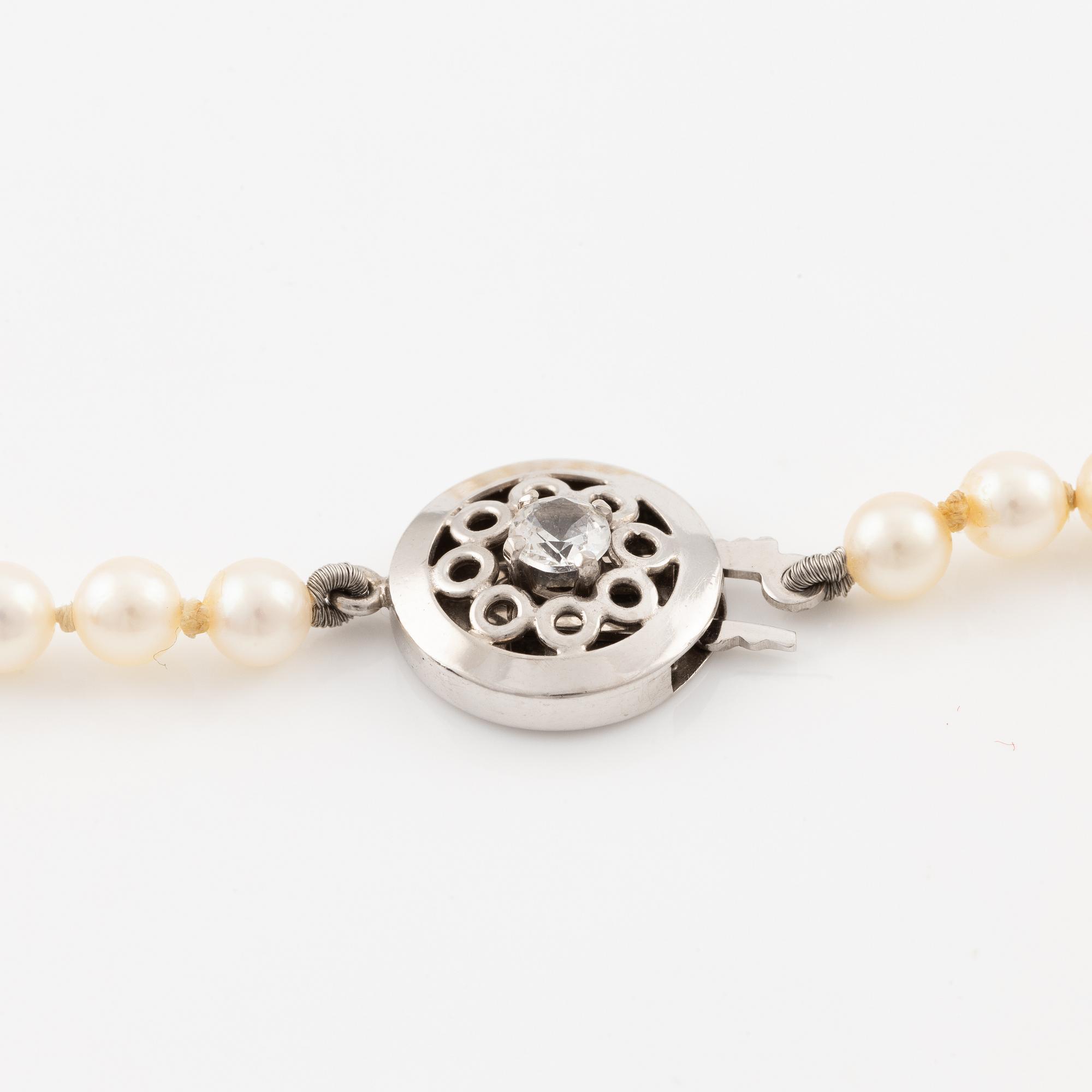 Pärlcollier, doserade odlade pärlor, lås, Alton, 18K vitguld med vit fasettslipad sten.