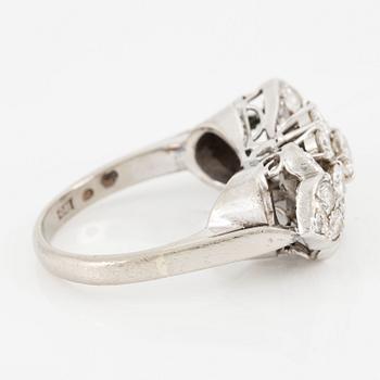 Ring, 18K white gold set with brilliant-cut diamonds and a cushion-cut diamond.