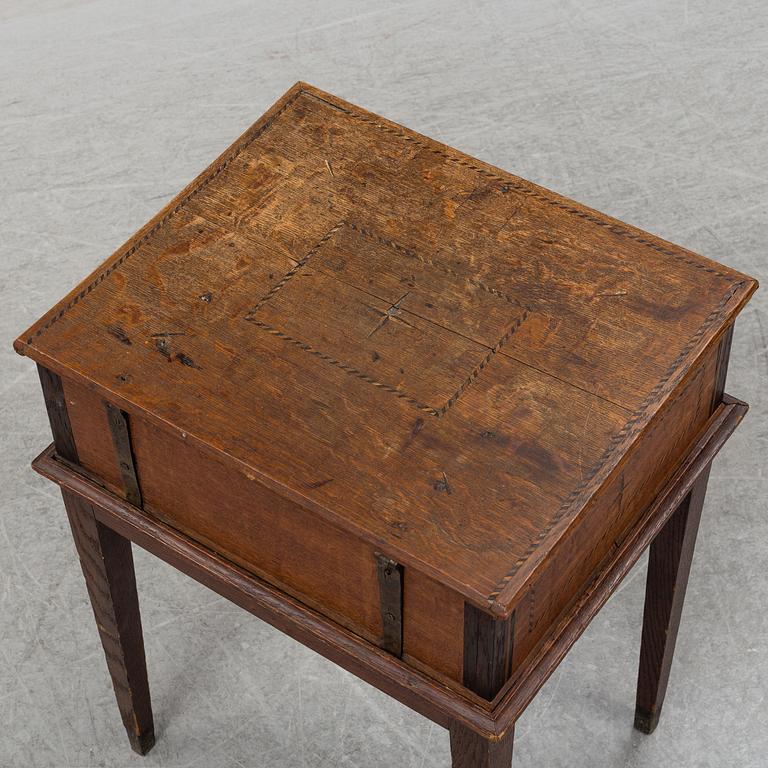 An oak box, 18th/19th Century.