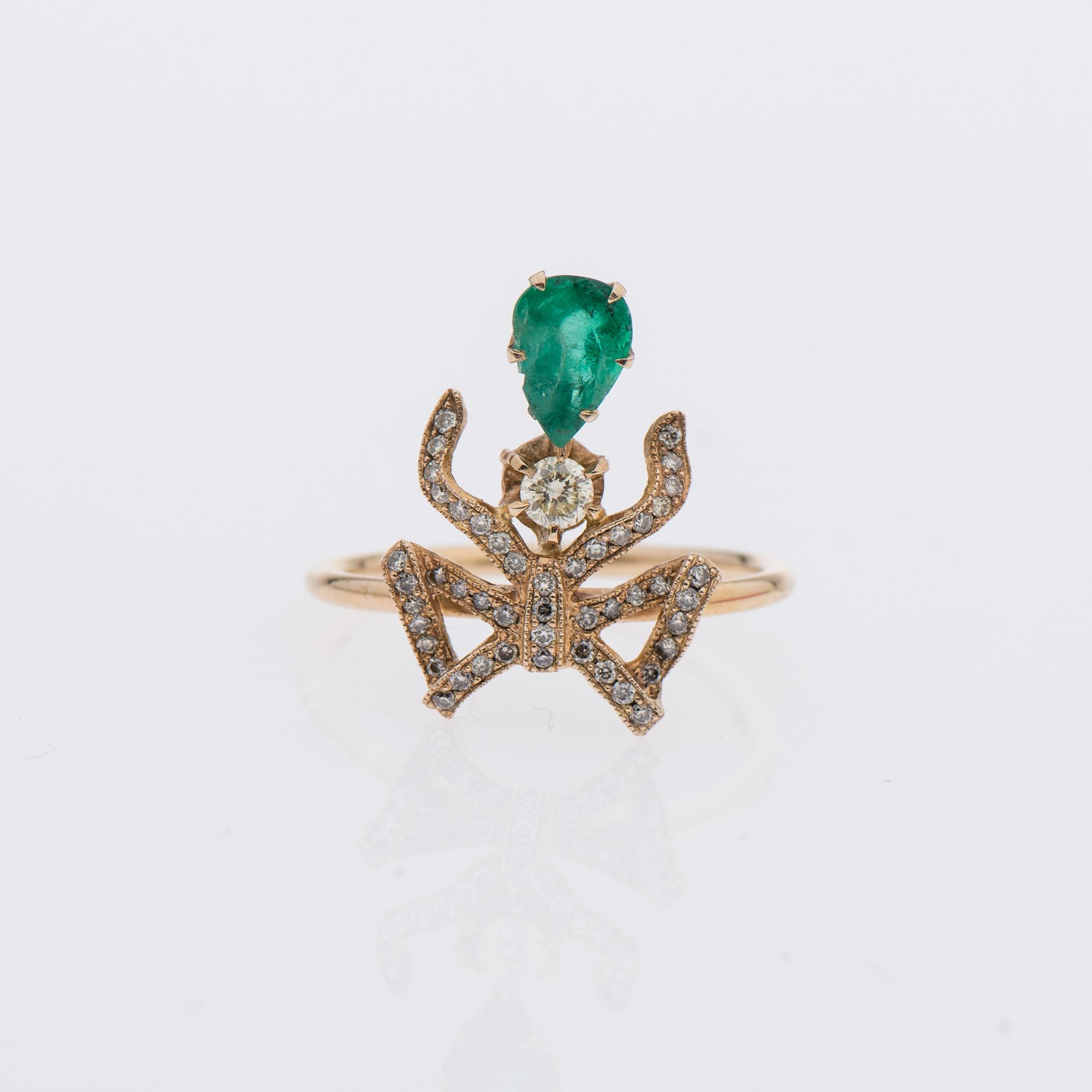RING, smaragd, briljantslipade diamanter, 18K guld. Sovjetunionen.