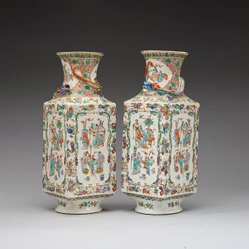 A pair of famille verte vases. Late Qing dynasty (1644-1912).