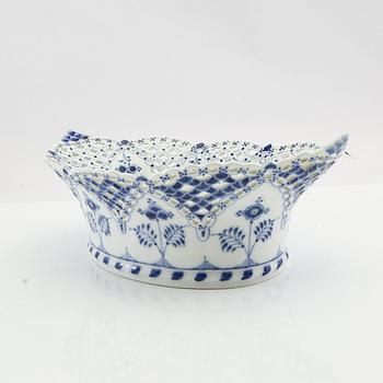 Bowl with saucer "Musselmalet helblonde" Royal Copenhagen Denmark porcelain.