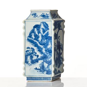 A blue and white vase, late Qing dynasty.