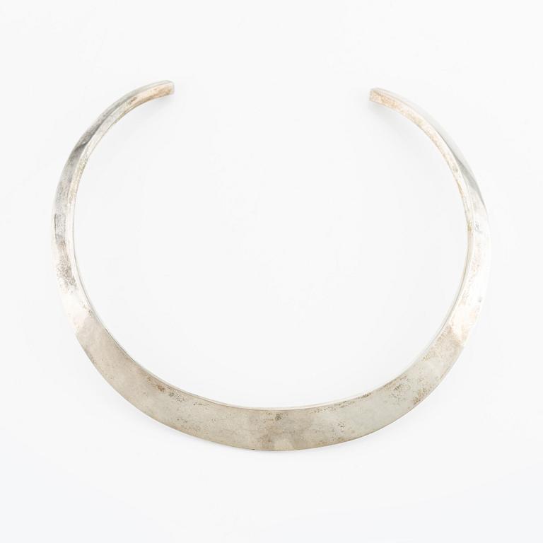 Maria Elmqvist, rigid neck ring, hammered sterling silver.
