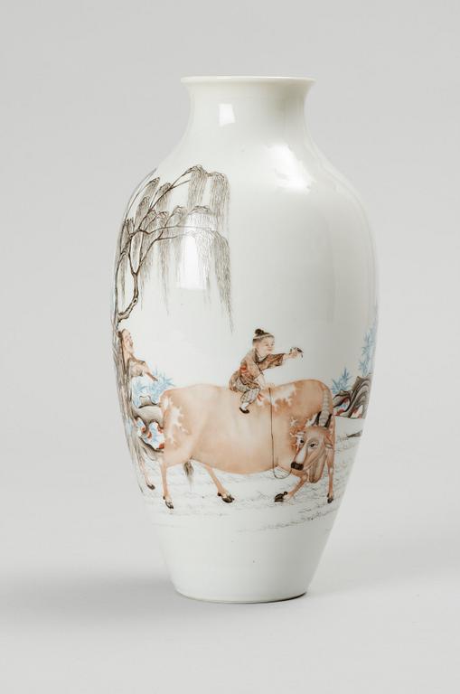 VAS, porslin. Kina. 1900-tal.