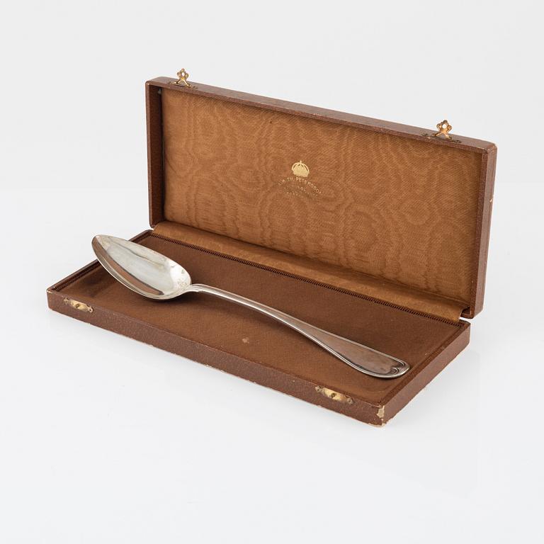 Pehr Zethelius, ragusked, silver, modell "Svensk dubbelrefflad", Stockholm, 1803.