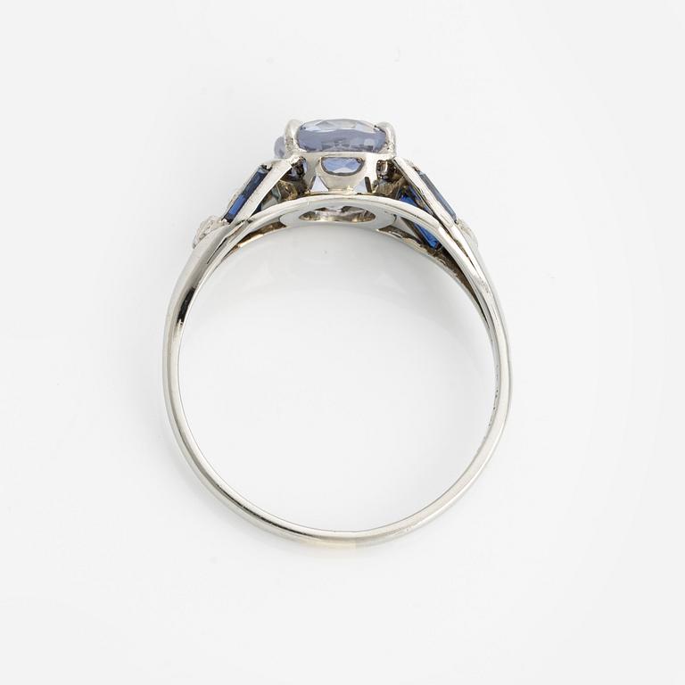 Ring med ljusblå safir.