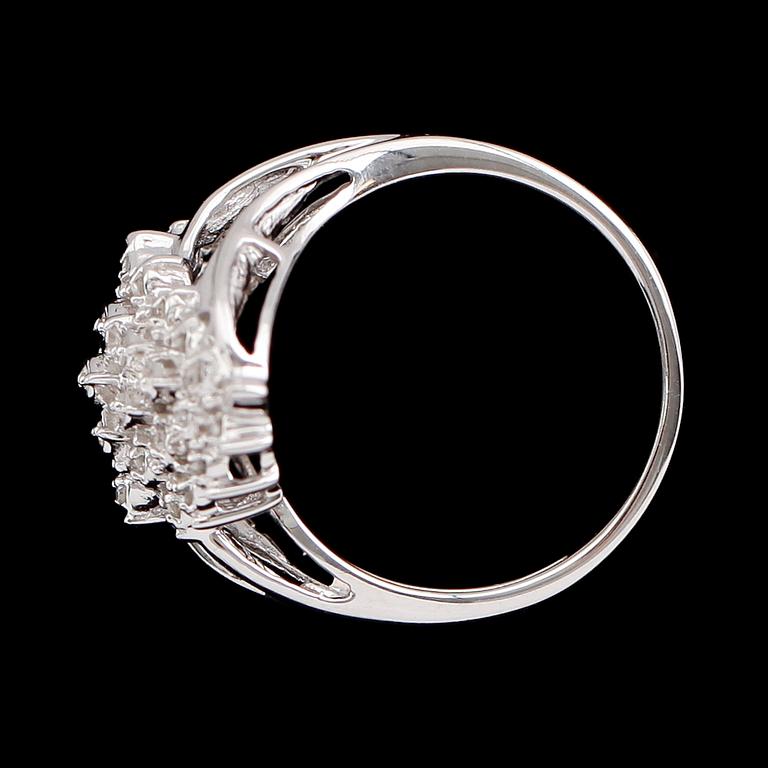RING, 10 k vitguld, briljant- och baguettslipade diamanter tot 0.25 ct.