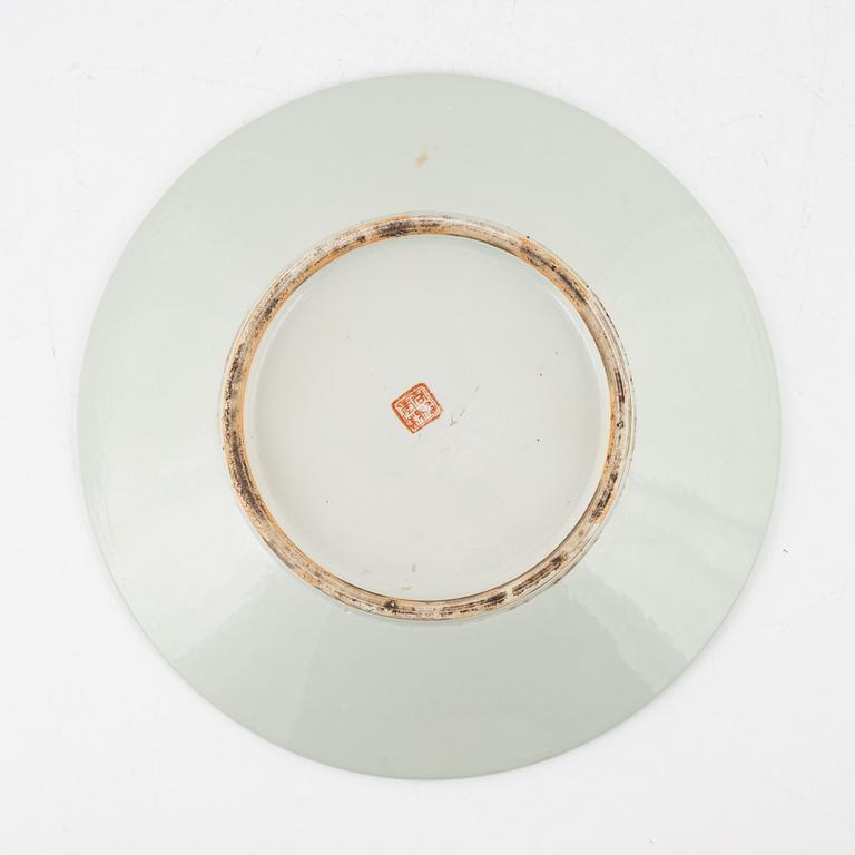 A porcelain dish, China, 20th century.