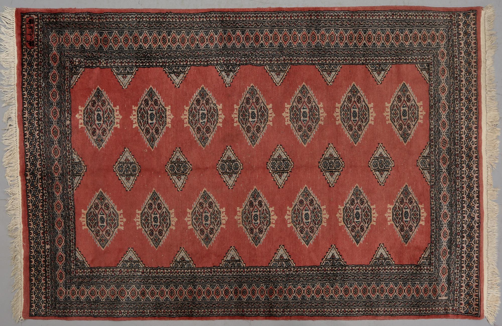 MATTA, troligen Pakistan, old, bär inskripition, ca 210 x 145 cm.