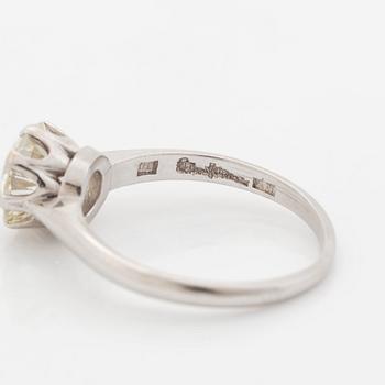 Ring platina med en gammalslipad diamant, Wiwen Nilsson.