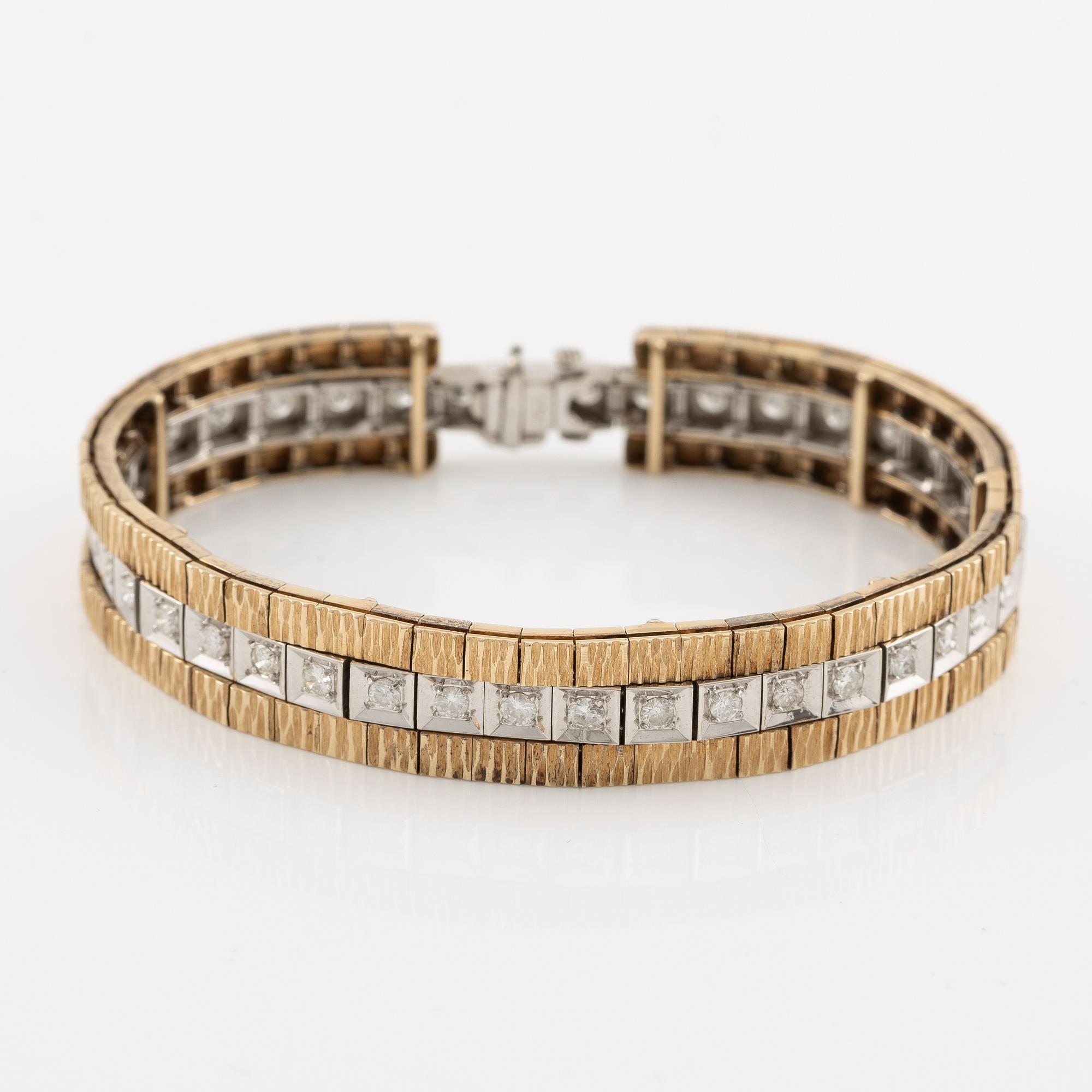 Bracelet in 14K gold and white gold with brilliant-cut diamonds.