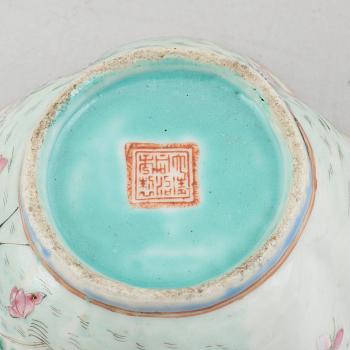 Five Chinese porcelain pieces, late Qing dynasty and 20th century.