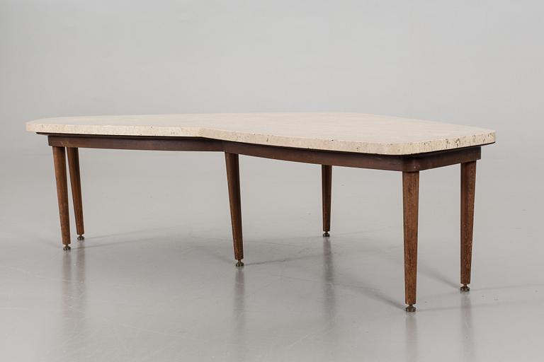 A MID 20TH CENTURY COFFEE TABLE.