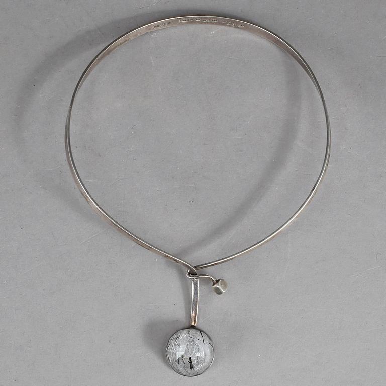 HALSRING, silver och slipad bergkristall. Gert Thysell, Gussi, Malmö, 1966.