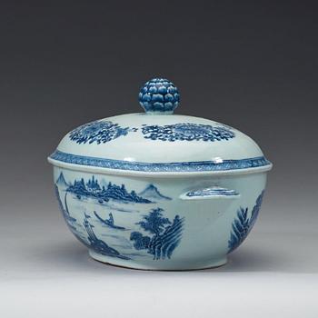 A blue and white export porcelain tureen with cover and stand, Qing dynasty, Qianlong (1736-1795).