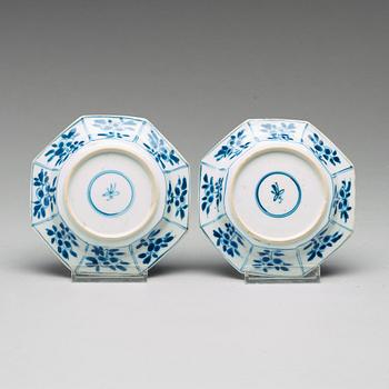 A pair of blue and white cups with stands, Qing dynasty, Kangxi (1662-1722).