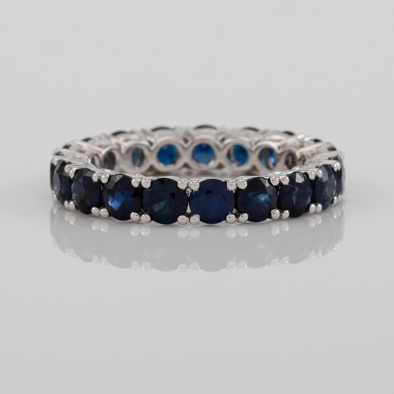 RING, 18K vitguld och safirer tot ca 4.00 ct.