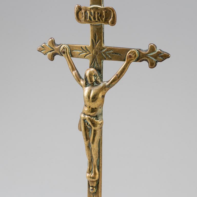 AN 18TH CENTURY BRONZE CRUCIFIX.