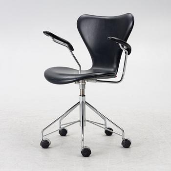Arne Jacobsen, office swivel chair, '3217', Republic of Fritz Hansen.