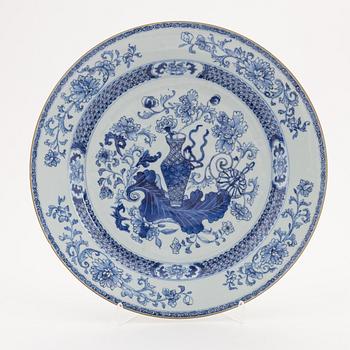 A blue and white serving dish, Qing dynasty, Qianlong (1736-95).