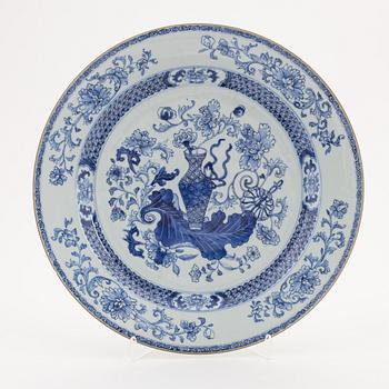 Serveringsfat, porslin, Kina, Qingdynastin, Qianlong (1736-95).