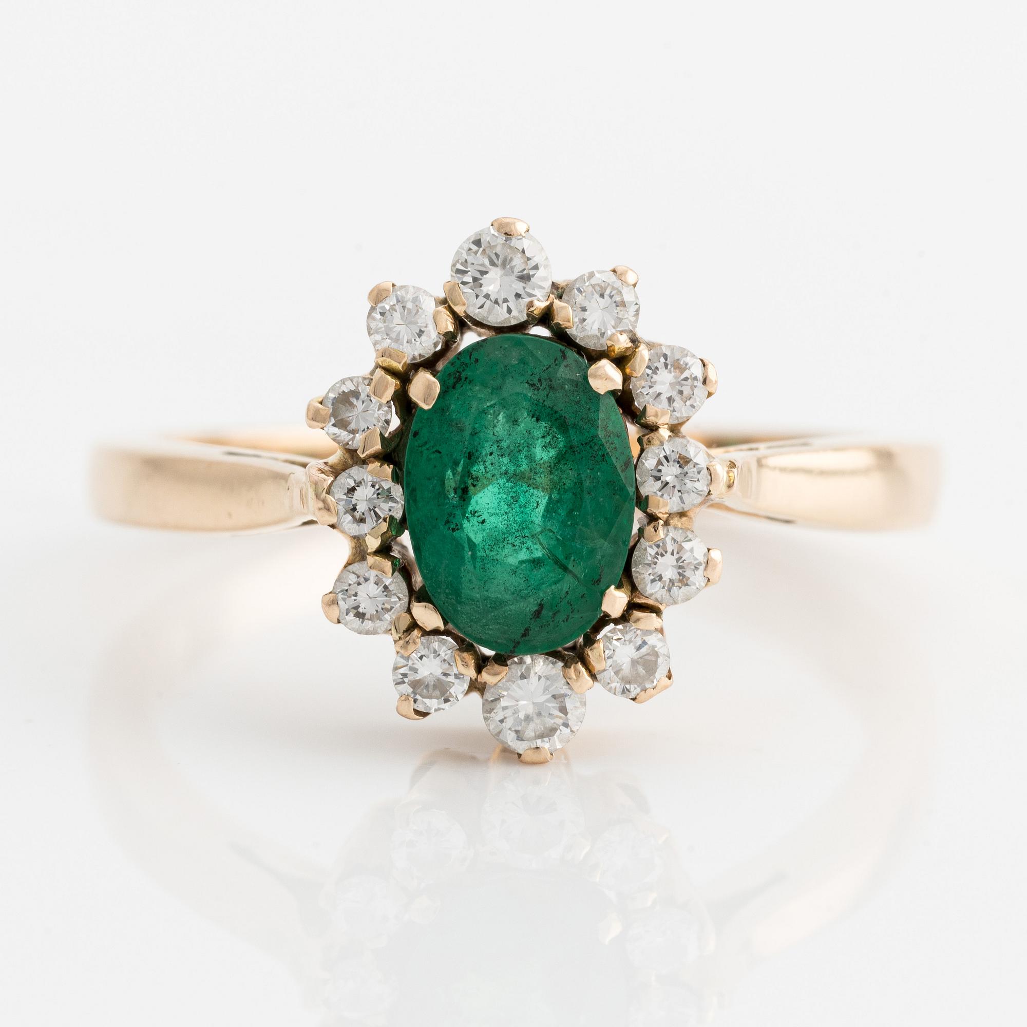 Carmoséring 18K guld med en smaragd och runda briljantslipade diamanter.