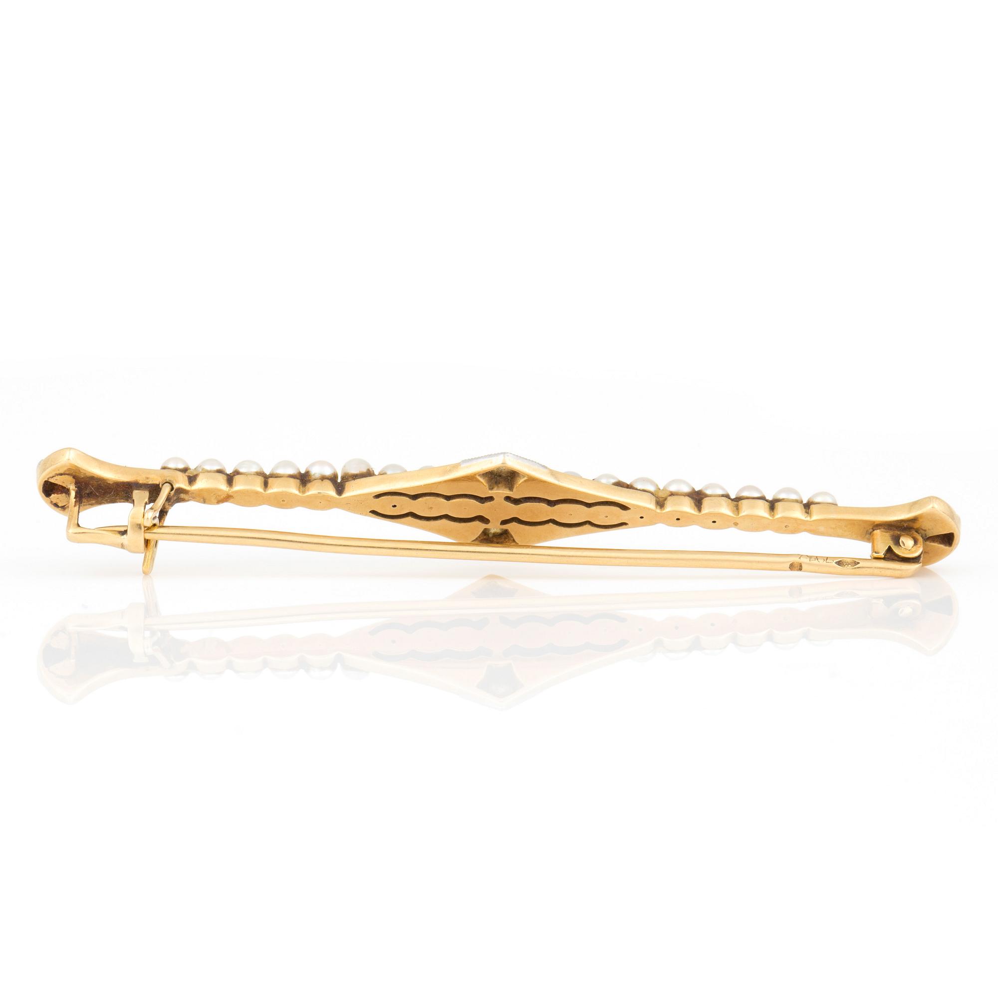 BROSCH, 18k guld, pärlor, rosenslipade diamanter, omkring 1900. Total vikt ca 6 g.