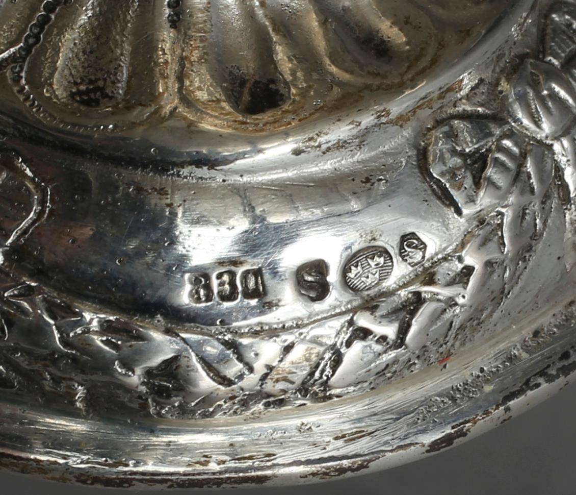 SOCKERRUSKA samt SALTKAR, silver, Sverige samt England, 1900-talets första hälft. Vikt ca 216 gram.