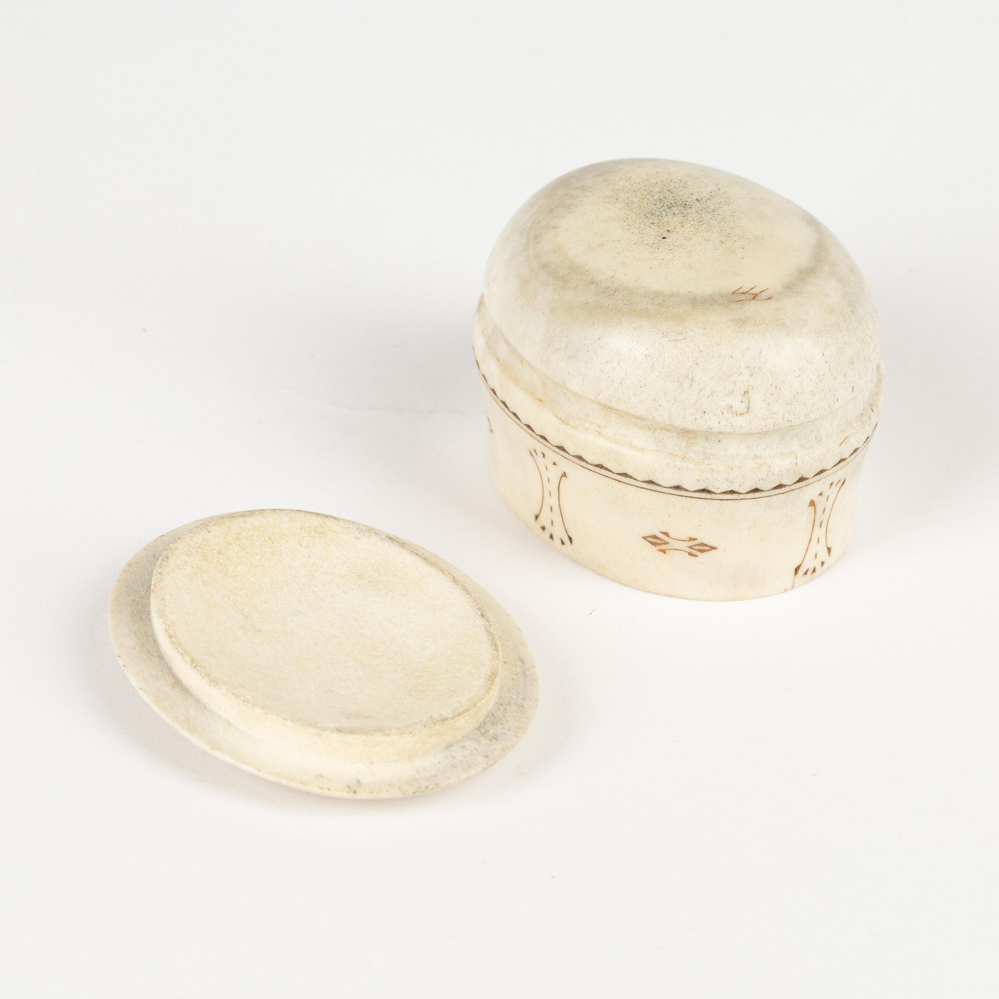 An engraved horn box with lid by THomas Marainen, signed.