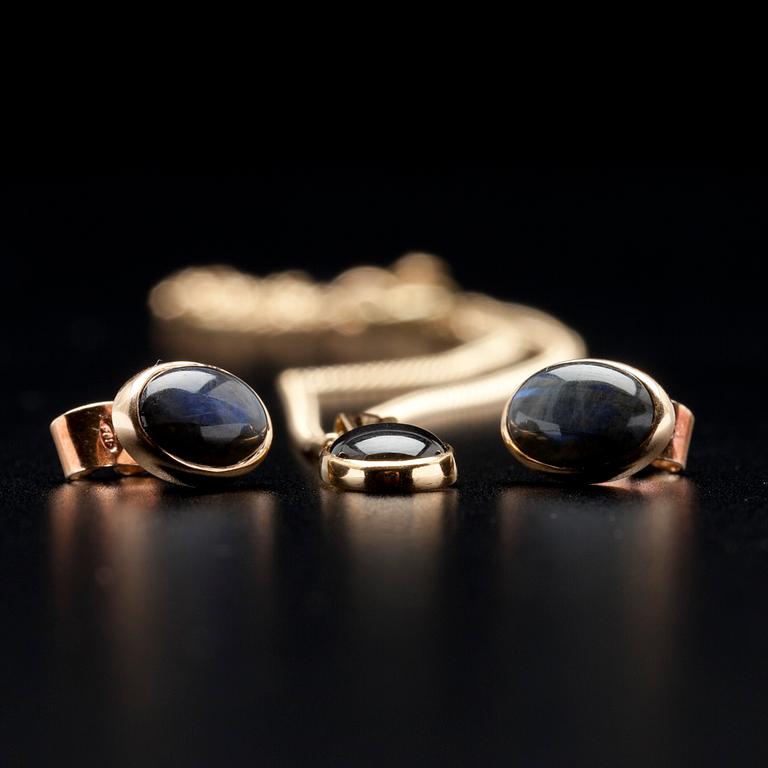 ÖRHÄNGEN och HÄNGSMYCKE, guld 14/18K, cabochonslipade spektroliter, finska stämplar 1986. Vikt tot. 7,8 g.