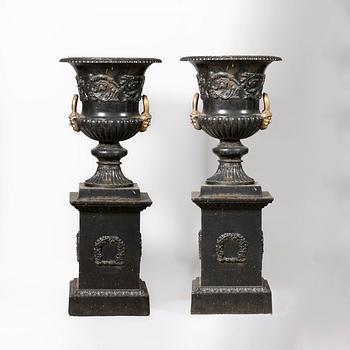 Garden urns, a pair, later part of the 20th century.