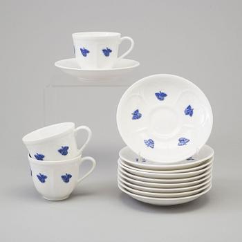 KAFFEKOPPAR MED FAT, 49 st, benporslin, "Blå blom", Old Gustavsberg, 1900-talets andra hälft.