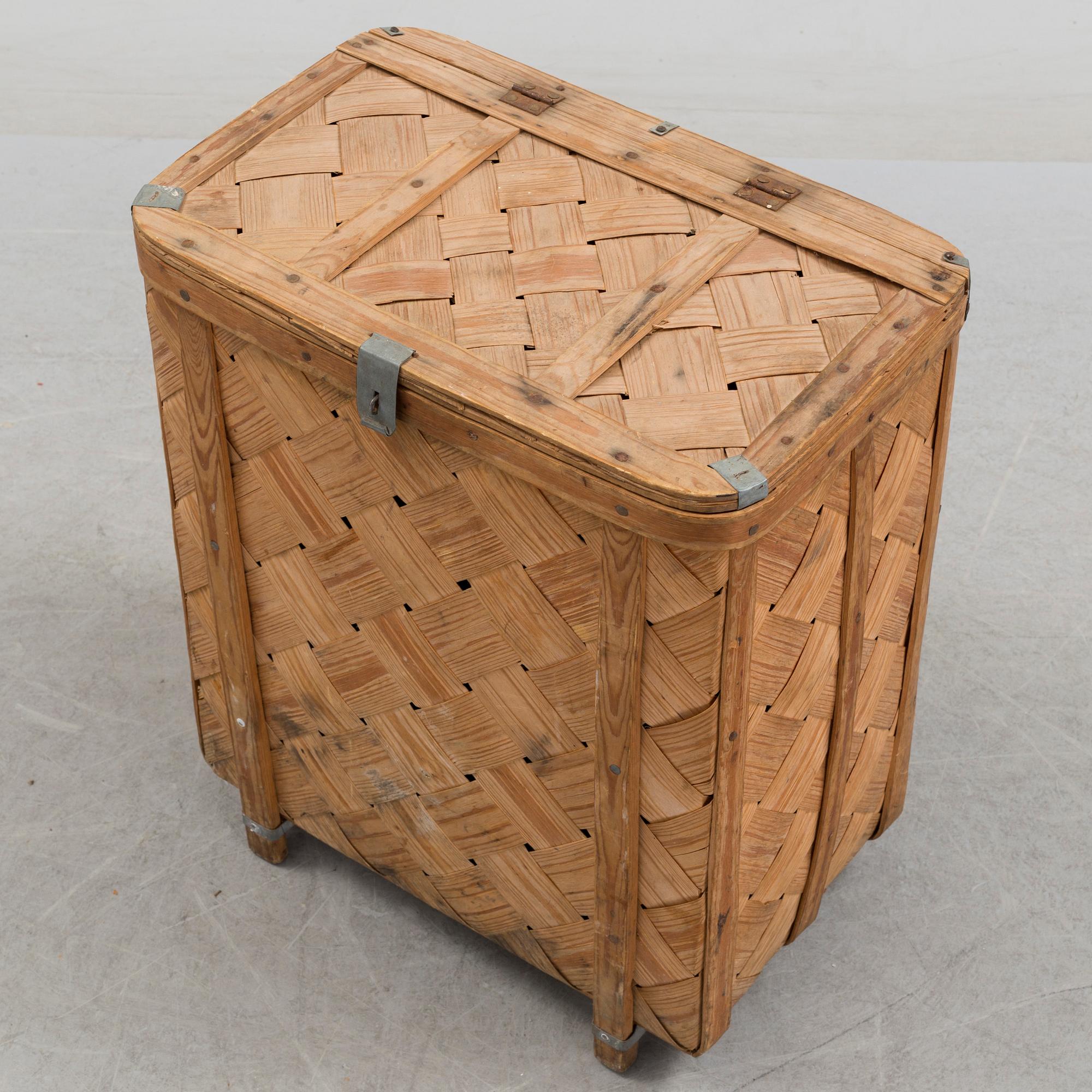 A wooden box, ca 1900.
