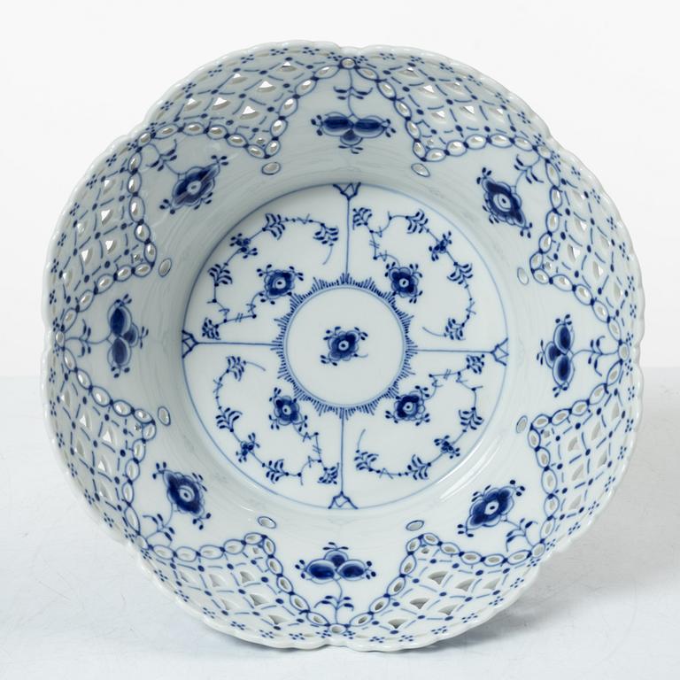 Royal Copenhagen, "Musselmalet", coffee service, 38 pieces, porcelain, full and half lace.