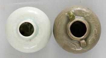 KRUKOR, två stycken, qingbai samt keramik.  Kina och Korea Koryo.