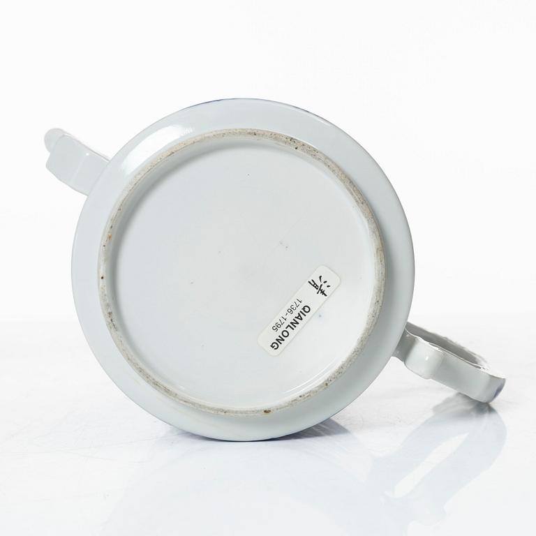 A blue and white tea pot with cover and serving dish, Qing dynasty, Qianlong (1736-95).