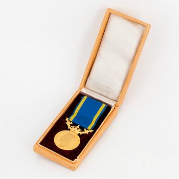 A Swedish Royal medal, from the period of King Gustaf V, 23 ct gold.