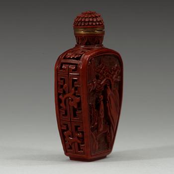 SNUSFLASKA, röd lack. Qingdynastin, med Qianlong fyra karaktärers märke. 1800-tal.