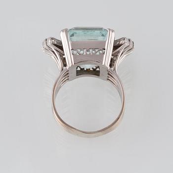 RING, 18K vitguld med akvamarin samt trapetsslipade diamanter. Vikt 11,6 gram.