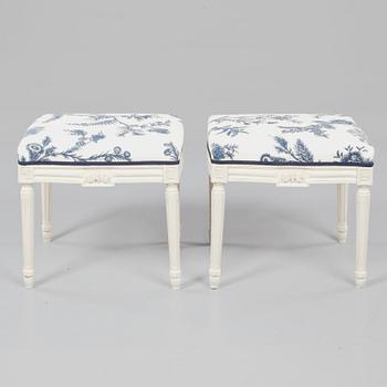 TABURETTER, ett par, gustaviansk stil, omkring 1900-talets mitt.