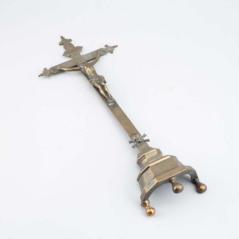 A bronze crucifix, 17th/18th century.