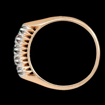RING, 18k guld, 2 briljantslipade diamanter, 3 briljantslipade smaragder. Vikt 4,1 g.