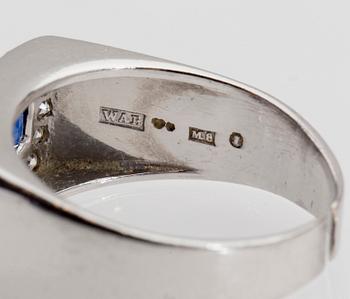 RING, 18 k vitguld med åttkantslipade diamanter ca 0.44 ct samt safirer. W A Bolin, Stockholm, 1938. Vikt ca 10 g.