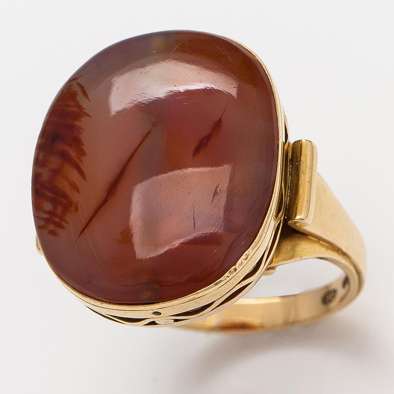 Oskar Pihl, An 18K gold ring with an agate. A Tillander, Helsinki 1945.