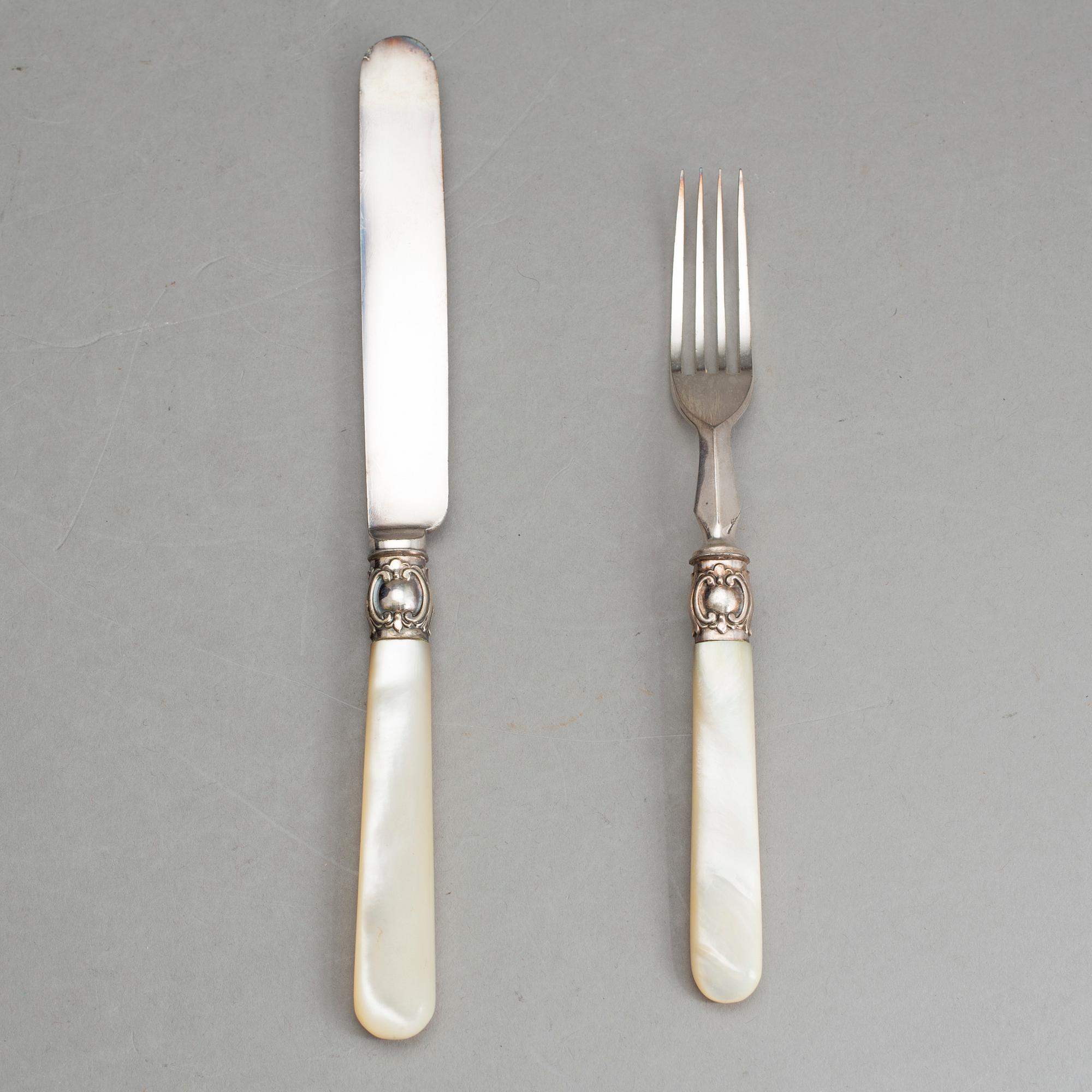 BESTICKUPPSÄTTNING, i schatull, nysilver och pärlemor, 1800-talets slut.