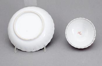 KOPP PÅ FAT samt BLÄCKSTÄLL, porslin, Kina, 1700-tal och sekelskiftet 1800/1900-tal.