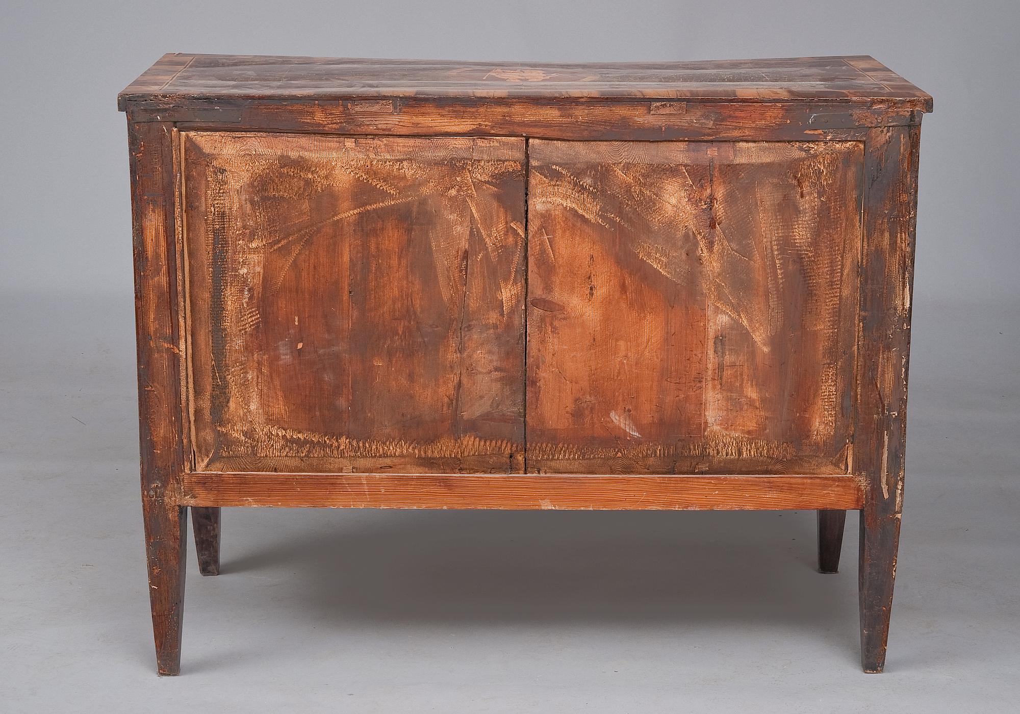 A CHEST OF DRAWERS, Italy, approx. Late 18th century.