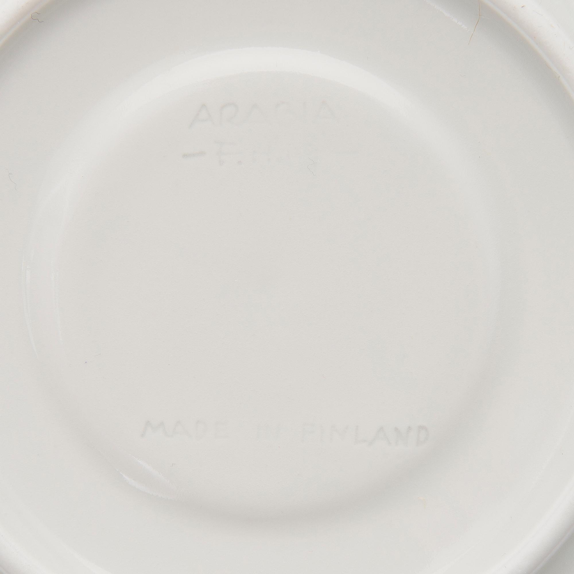 A 40-piece set of tableware in porcelain, signed F.H.Kj. Finland Arabia.
