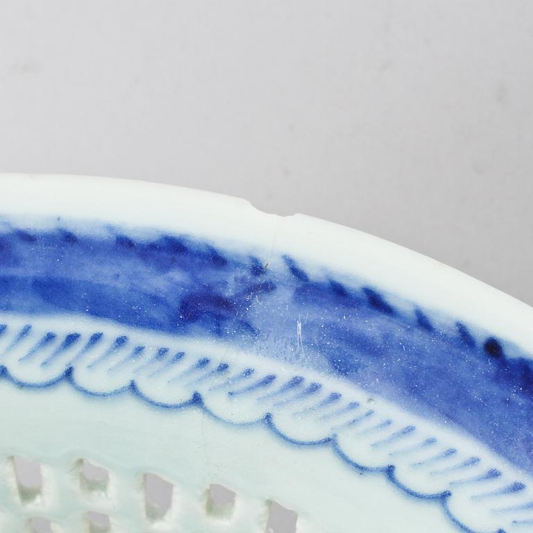 GALLERSKÅL med FAT, porslin, Kina, 1800-tal.